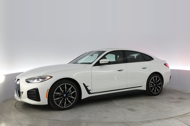 2022 BMW i4 — photo 11 of 21