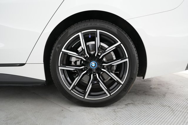 2022 BMW i4 — photo 15 of 21