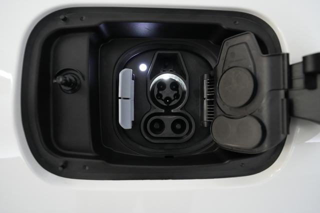 2022 BMW i4 — photo 8 of 21