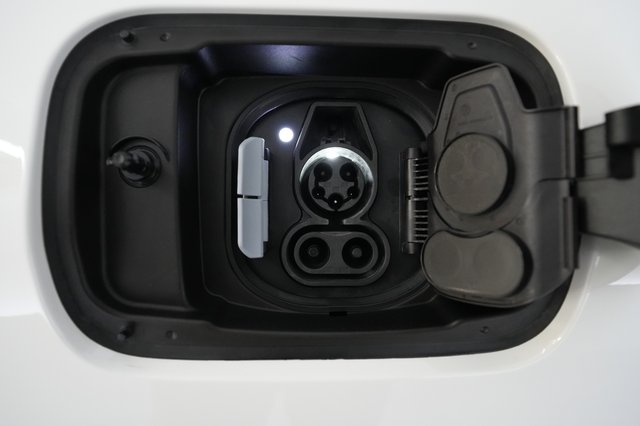 2022 BMW i4 — photo 8 of 21
