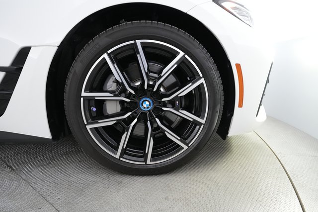 2022 BMW i4 — photo 17 of 21