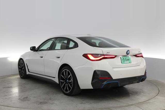 2022 BMW i4 — photo 9 of 21