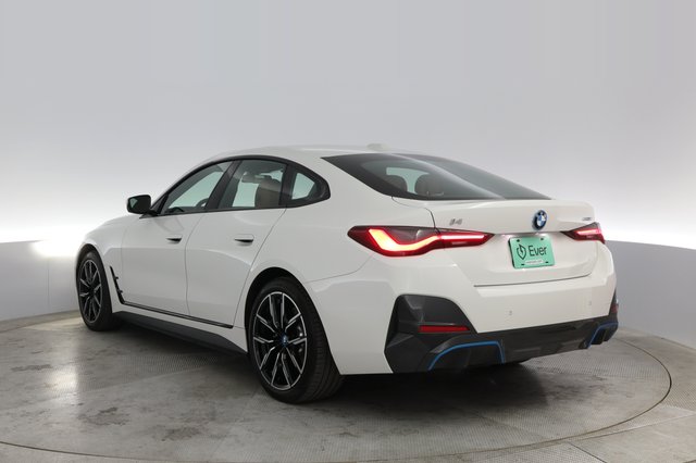 2022 BMW i4 — photo 9 of 21