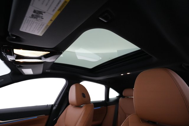 2022 BMW i4 — photo 18 of 21