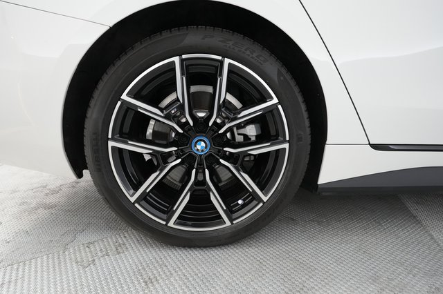 2022 BMW i4 — photo 16 of 21