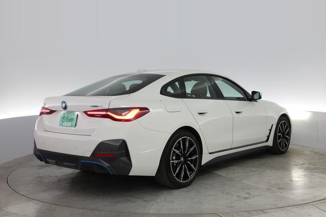 2022 BMW i4 — photo 2 of 21