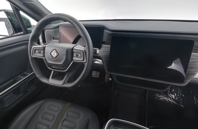 2024 Rivian R1S — photo 21 of 28