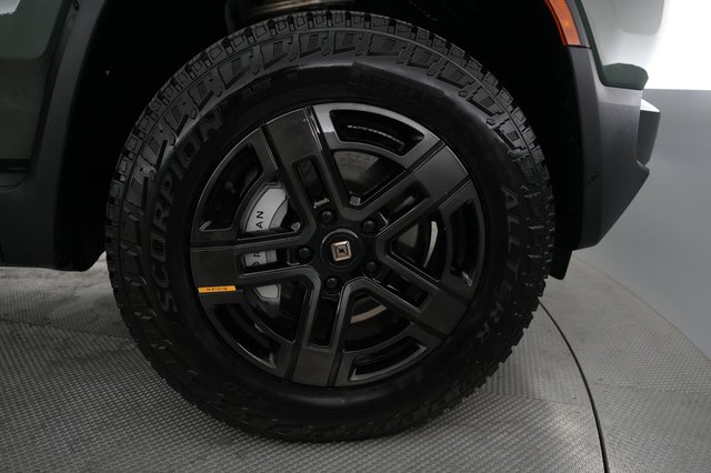 2024 Rivian R1S — photo 17 of 28