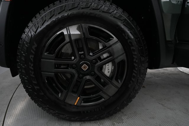 2024 Rivian R1S — photo 15 of 28