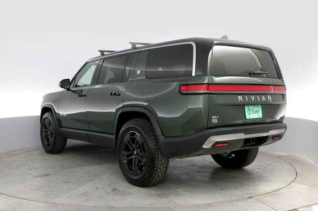 2024 Rivian R1S — photo 13 of 28