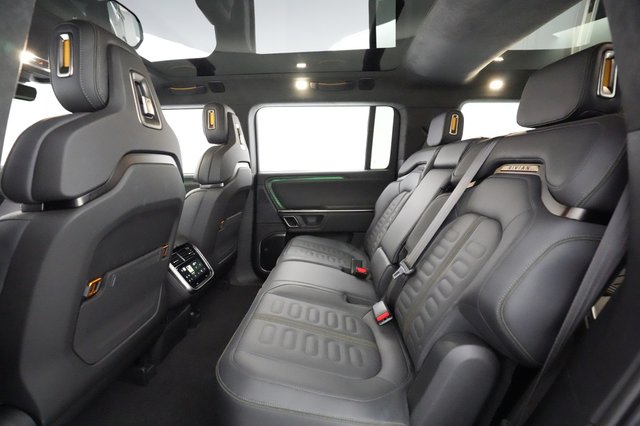 2024 Rivian R1S — photo 19 of 28
