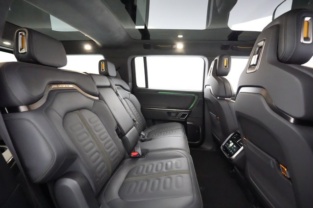 2024 Rivian R1S — photo 4 of 28