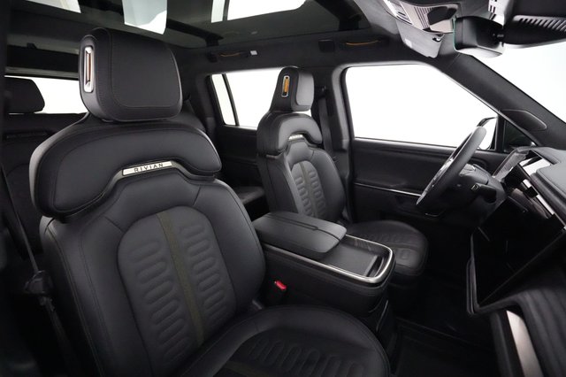2024 Rivian R1S — photo 18 of 28