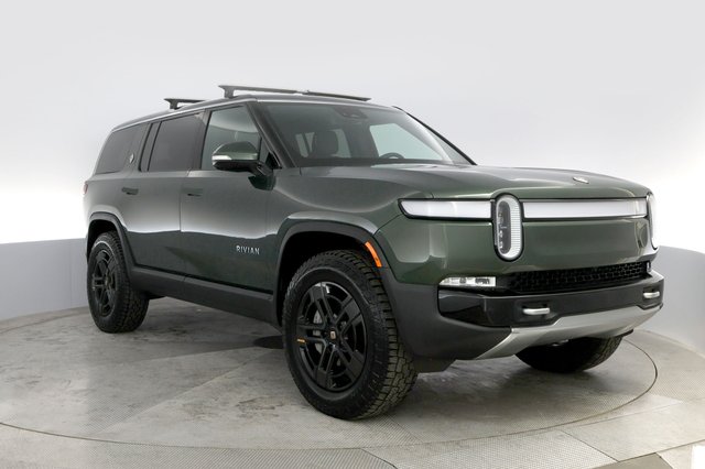 2024 Rivian R1S — photo 10 of 28