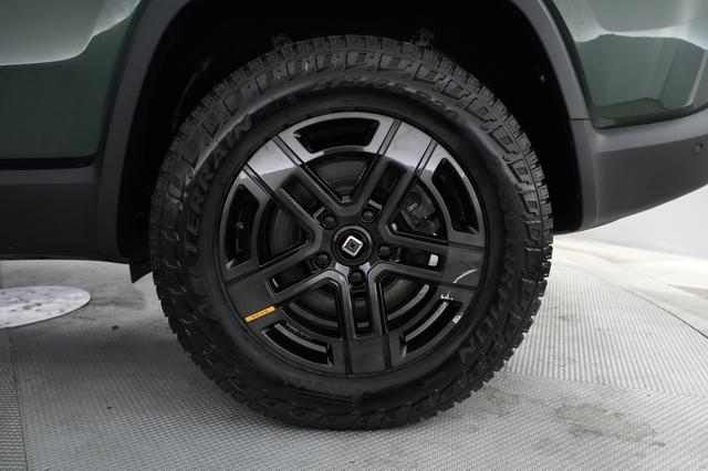 2024 Rivian R1S — photo 7 of 28