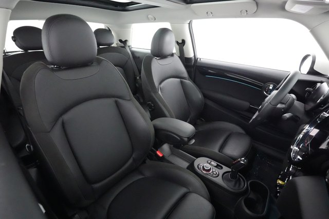 2023 MINI Cooper SE — photo 18 of 23