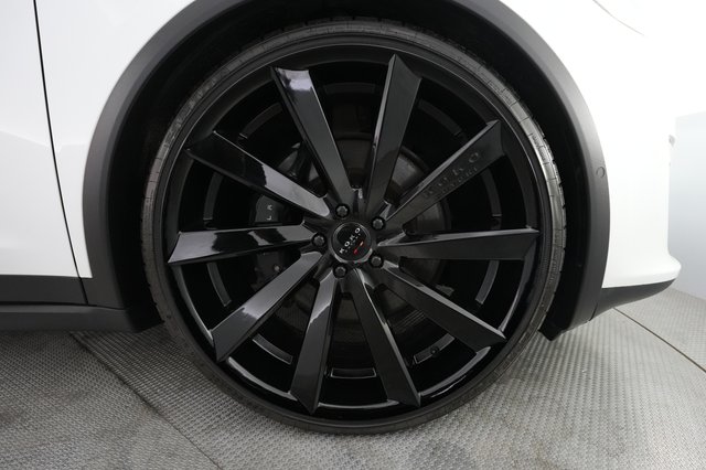 2022 Tesla Model X — photo 16 of 21