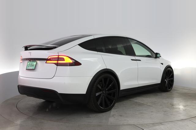2022 Tesla Model X — photo 2 of 21