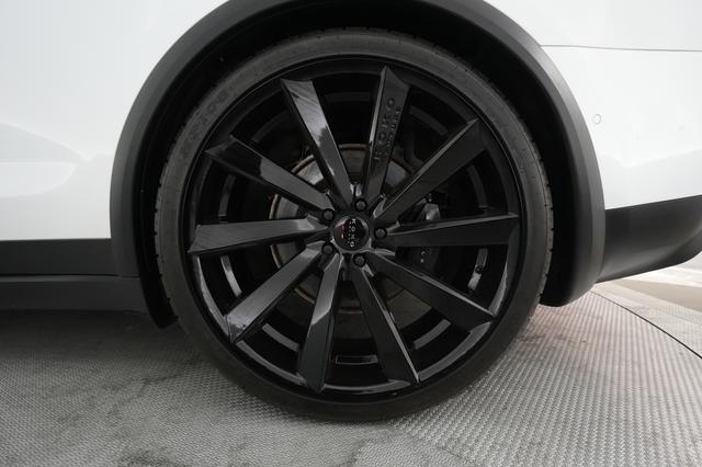 2022 Tesla Model X — photo 7 of 21