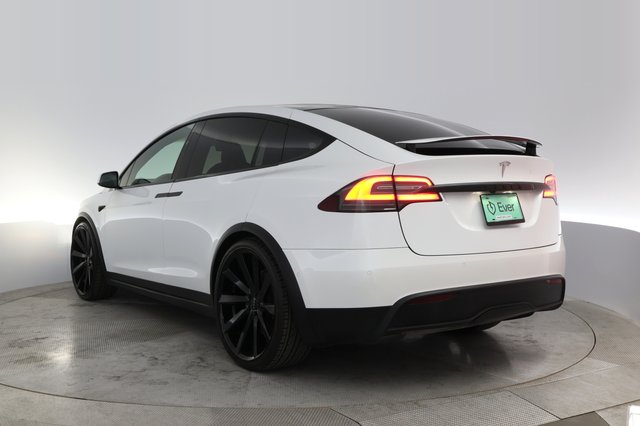 2022 Tesla Model X — photo 8 of 21
