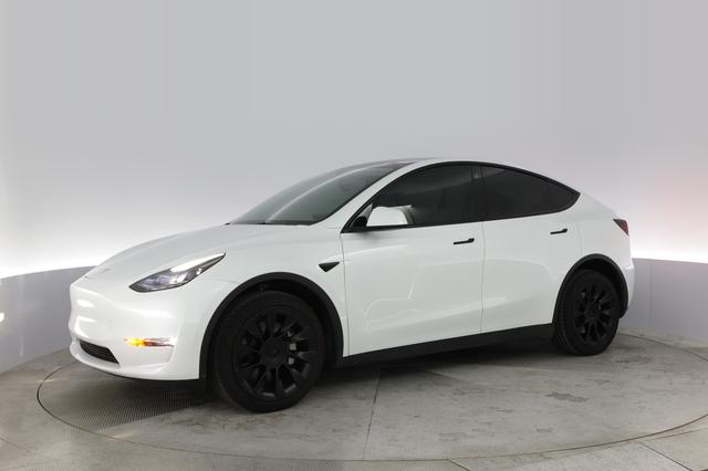2023 Tesla Model Y — photo 10 of 22