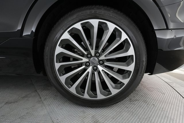 2019 Audi e-tron — photo 15 of 28