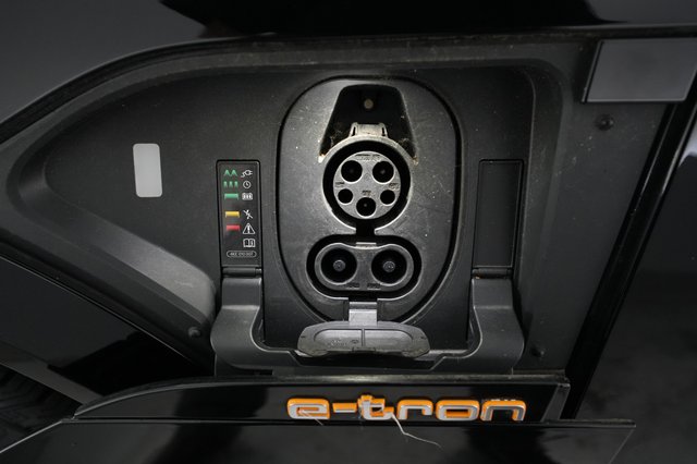 2019 Audi e-tron — photo 8 of 28
