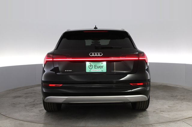 2019 Audi e-tron — photo 14 of 28