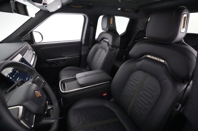 2024 Rivian R1T — photo 3 of 21