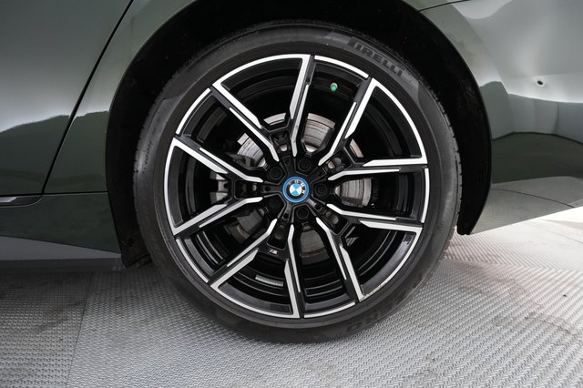 2024 BMW i4 — photo 15 of 21