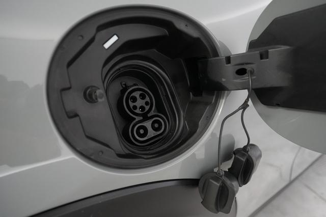 2022 MINI Cooper SE — photo 8 of 18