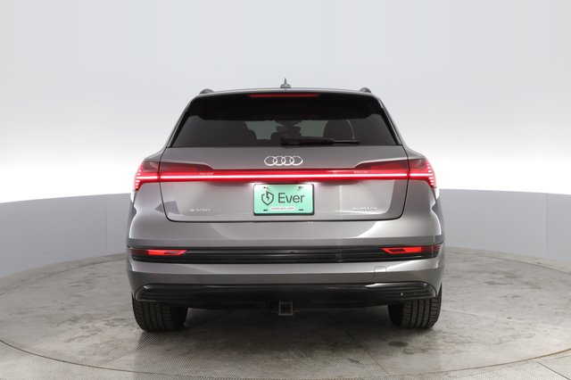 2021 Audi e-tron — photo 12 of 21