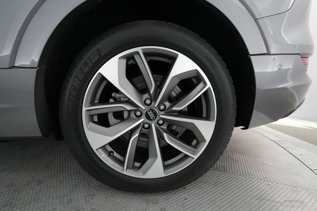 2021 Audi e-tron — photo 16 of 21