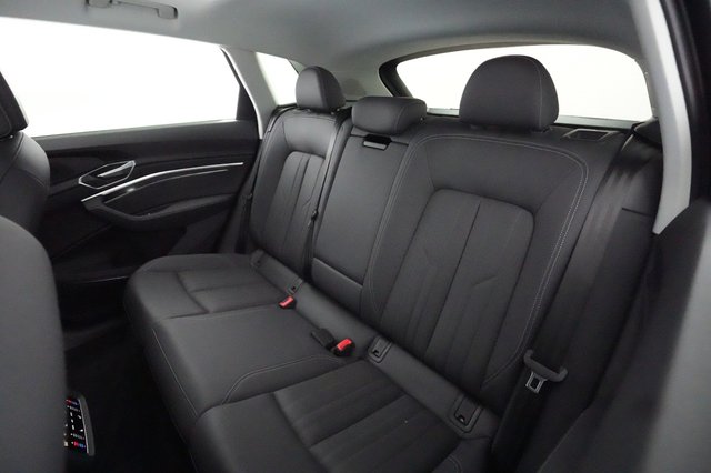 2021 Audi e-tron — photo 19 of 21