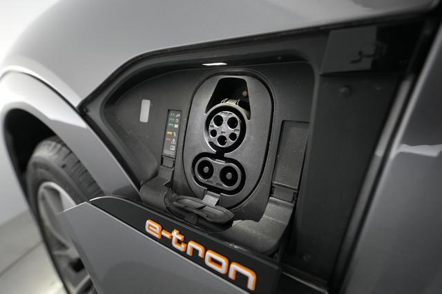 2021 Audi e-tron — photo 8 of 21