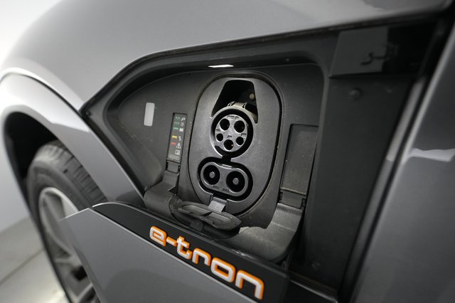 2021 Audi e-tron — photo 8 of 21