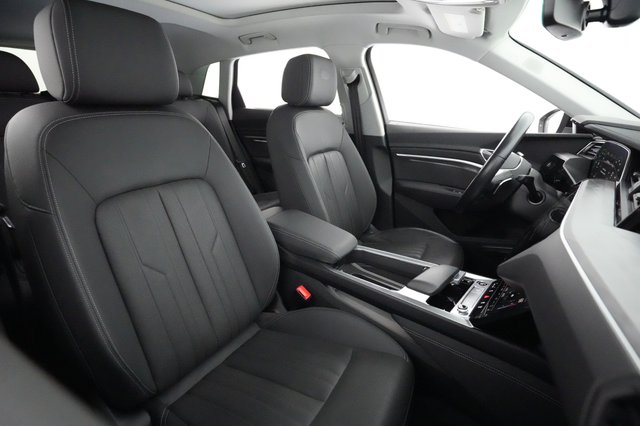 2021 Audi e-tron — photo 18 of 21