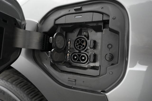2023 Subaru Solterra — photo 8 of 24