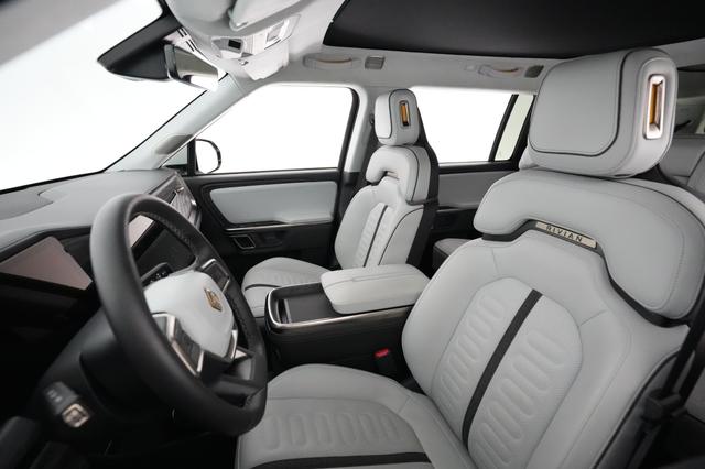 2023 Rivian R1S — photo 3 of 24