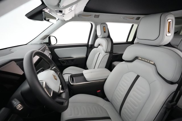 2023 Rivian R1S — photo 3 of 24