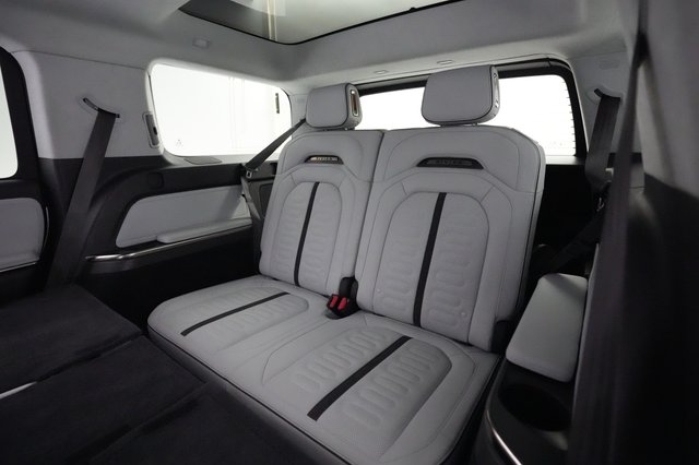 2023 Rivian R1S — photo 21 of 24