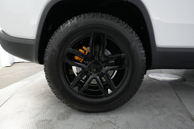 2023 Rivian R1S — photo 17 of 24