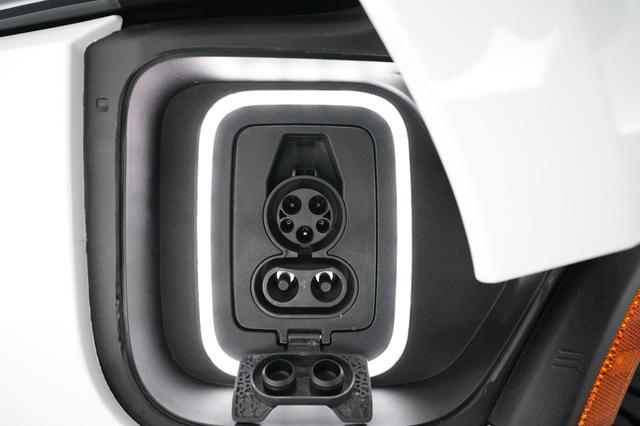 2023 Rivian R1S — photo 8 of 24