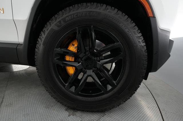 2023 Rivian R1S — photo 7 of 24