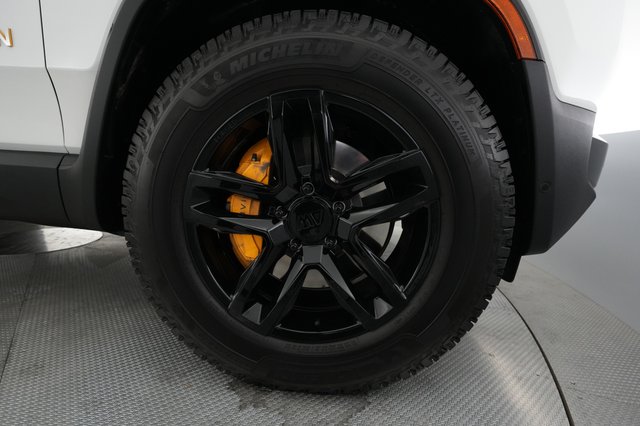 2023 Rivian R1S — photo 7 of 24