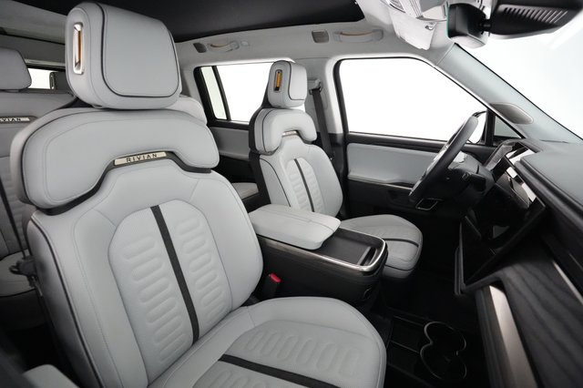 2023 Rivian R1S — photo 18 of 24