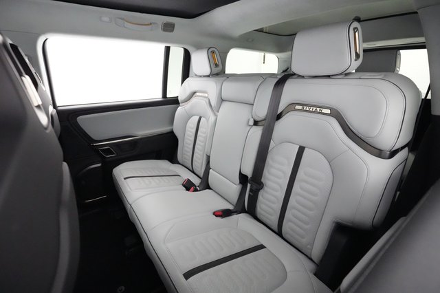 2023 Rivian R1S — photo 19 of 24