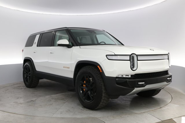 2023 Rivian R1S — photo 10 of 24