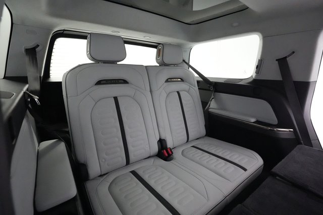 2023 Rivian R1S — photo 20 of 24