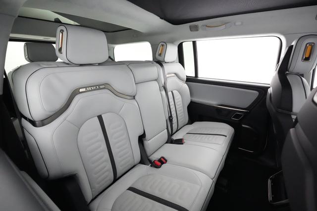 2023 Rivian R1S — photo 4 of 24